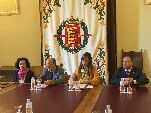El alcalde y concejales del equipo de gobierno con la presidenta de los empresarios vallisoletanos