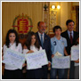 Los ganadores del II Concurso de Dibujo On Line ¿Consumes o te consumen? reciben sus premios de manos del alcalde