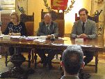 El alcalde, junto a los concejales Jesús Enriquez y Rosa Hernández, durante el acto institucional