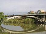 El río Pisuerga a su paso por el Puente de Isabel la Católica