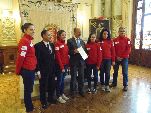 El alcalde y el concejal con las integrantes del Valaldolid Club de Esgrima