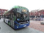 el nuevo autobús híbrido eléctrico-diesel en la Plaza Mayor