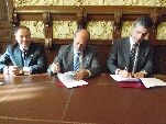 El alcalde y director territorial de Caja España-Duero rubrican el acuerdo en presencia del edil de Hacienda