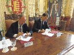 El alcalde y el representante de Ecoembes firman el convenio