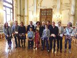 Los ganadores de los premios junto con el alcalde y la concejala en el Salón de Recepciones