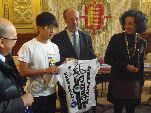 El alcalde recibe una camiseta de los alumnos de Hong Kong