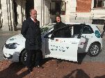 El alcalde y la representante de la Metropol de Hannover con el vehículo eléctrico cedido esta mañana