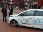 El responsable de Renault comenta al alcalde detalles del vehículo eléctrico