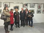 El alcalde y la concejala con algunas de las autoras de las fotografías