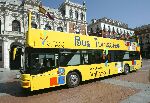 El bus turístico a su paso por la Plaza Mayor