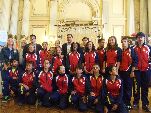 Las autoridades junto a las atletas y responsables del Club Atletismo Valladolid