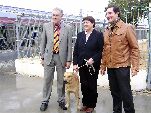 El concejal de Desarrollo Sostenible, la presidenta provincial de Cruz Roja y el director del Centro Penitenciario de Villanubla con uno de los perros