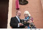 La alcaldesa de Cádiz recibe un recuerdo de Valladolid