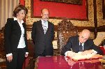 El ministro Fernández Díaz firma en el Libro de Honor en presencia de la presidenta Barcina. Casa Consistorial