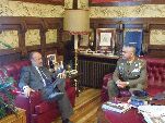 El alcalde conversa con el nuevo general director de la Academia de Caballería