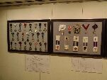 Algunos de los escapularios y medallas que pueden observarse en la muestra