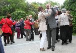 Un momento del baile de apertura de las Fiestas de Primavera para las personas mayores