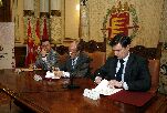 El alcalde y el presidente de Philips Ibérica firman el acuerdo