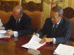 El alcalde y el representante de Europac rubrican el acuerdo