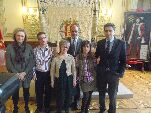 El alcalde, las concejales y el representante de ASDOVA junto con los jóvenes que han leído el manifiesto