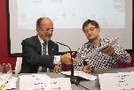 El alcalde y el presidente de FIARE CyL intercambian el acuerdo suscrito