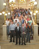Los estudiantes Erasmus posan en la escalera principal del Consistorio, junto al alcalde y concejal