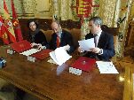 Un momento de la rúbrica del convenio