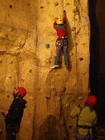 Una alumna del colegio San Viator en plena escalada ante la mirada de los monitores