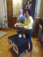 Javier León y Cantalapiedra con el dulce que elaborarán los confiteros