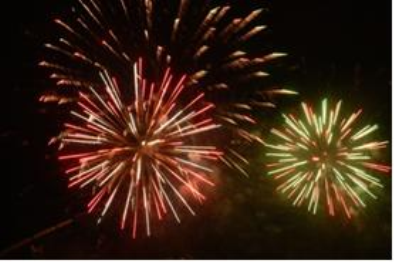 Sesión de fuegos artificiales junto al estadio de fútbol