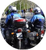 Dos policías municipales en moto