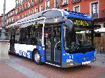 Autobús híbrido de AUVASA en la Plaza Mayor