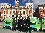 Las autoridades junto a los contenedores de la iniciativa