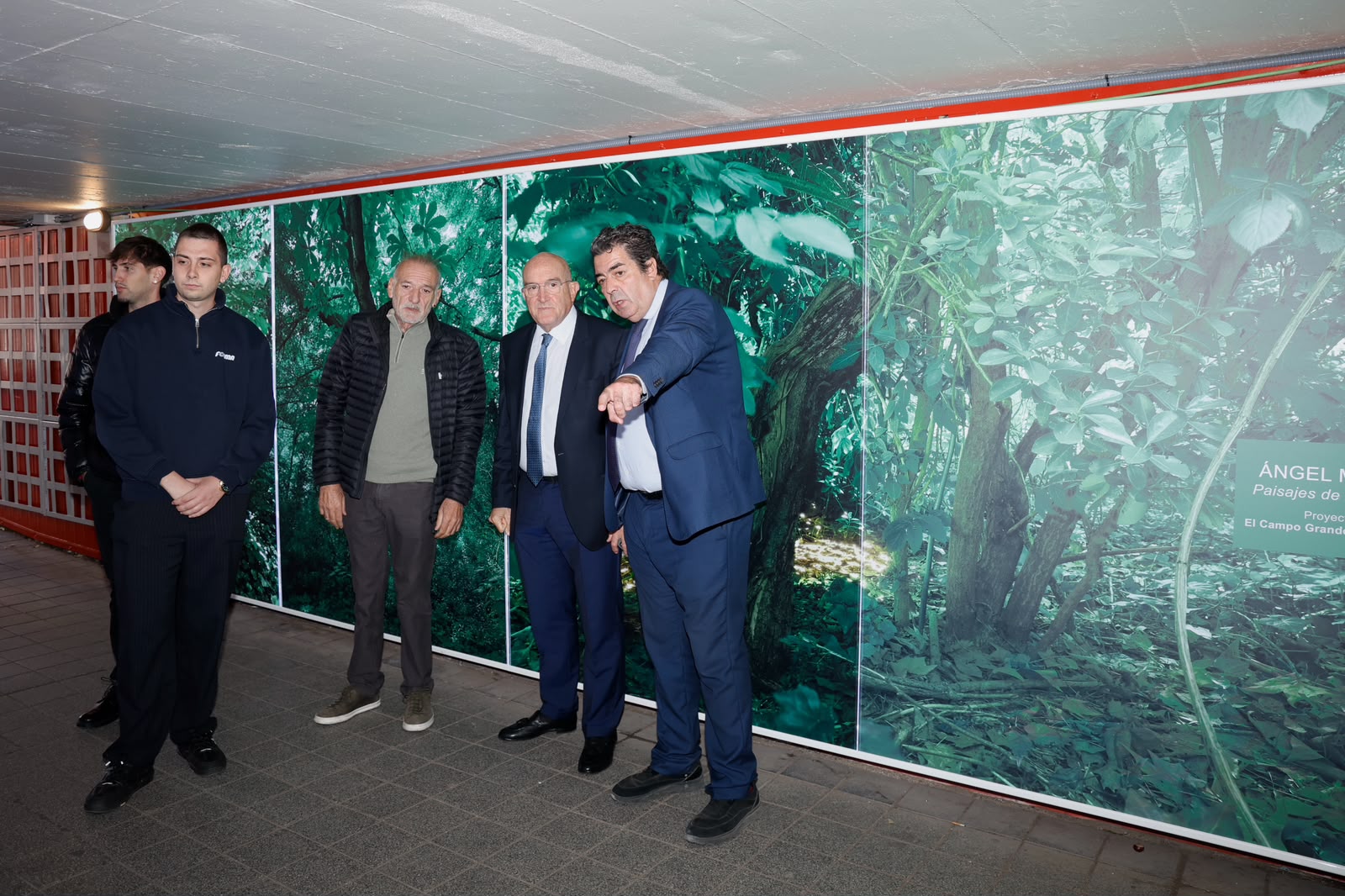El alcalde de Valladolid visitando las obras completadas del túnel peatonal del Arco de Ladrillo con los paneles informativos retroiluminados