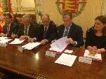 Los representantes de las tres administraciones firman el acuerdo