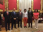 Los premiados junto al alcalde y los concejales en el despacho de Alcaldía