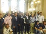 Los integrantes del VRAC Quesos Entrepinares con la Copa junto a Javier León