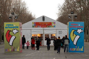 Exterior de la carpa de la VII Feria de Artesanía de Navidad