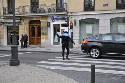 Oficial de policía en el semáforo