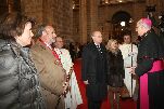 El arzobispo de Valladolid departe con las autoridades en el interior del templo metropolitano
