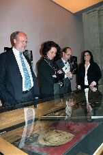 Un momento de la visita a la exposicíón en el Archivo Municipal