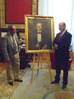 El alcalde y MArtínez-Larranz junto al cuadro donado