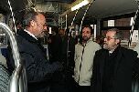 El alcalde, el rector y el gerente de AUVASA en el interior del autobús