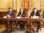 El alcalde, el representantes de Microbank y el concejal del PSOE, Óscar Puente