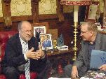 El alcalde conversa con monseñor Castellanos, promotor de la Fundación Hombres Nuevos