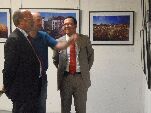 El artista leonés comenta al alcalde y al consejero de Presidencia alguna de sus obras