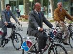 El alcalde, concejales y representantes de Campos Corporación con las nuevas bicis