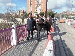 El alcalde y el concejal comentan las obras realizadas en el Puente de Arturo Eyries