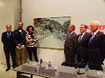 El alcalde y el presidente de ACOR, junto a otras personas ante una de las pinturas expuestas