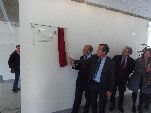 Las autoridades descubren la placa con motivo de la inauguración